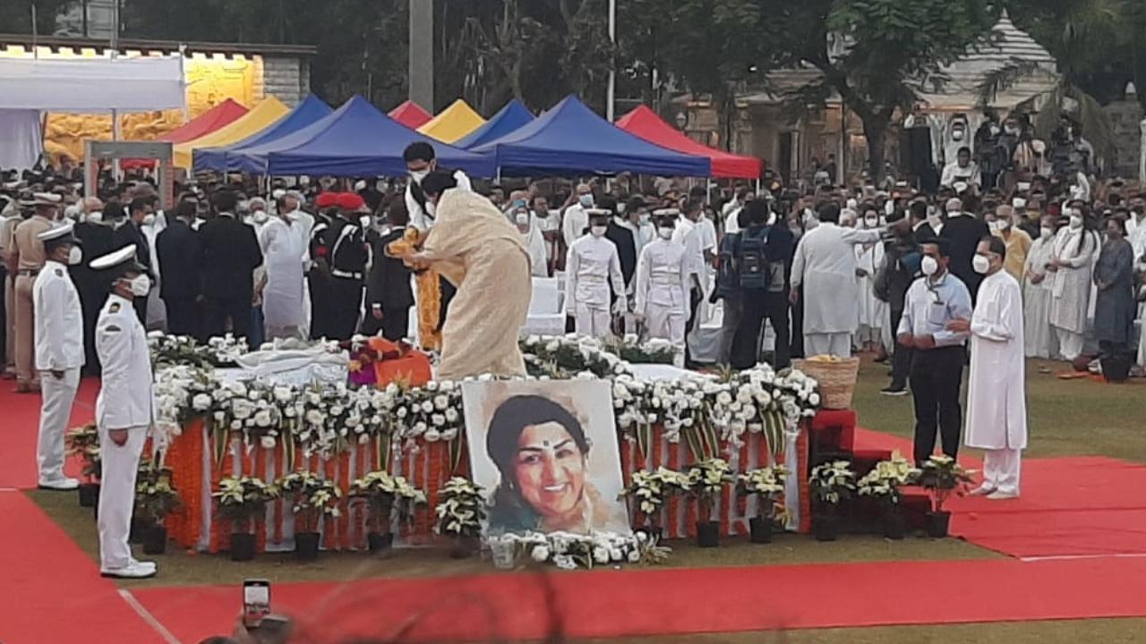 Maharashtra CM Uddhav Thackeray and state minister Aaditya Thackeray pay last respect to veteran singer Lata Mangeshkar at Mumbai's Shivaji Park. Pic/Satej Shinde